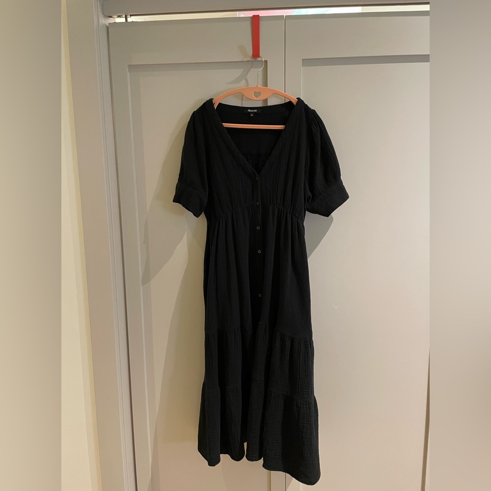 Madewell Lightspun Button Front Tiered Midi Dress with pockets. Black/Size 8